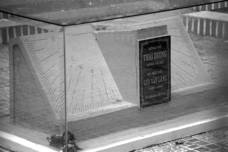 Ngược dòng thời gian, cậu bé Lưu Văn Lang sinh ngày 5/6/1880 tại làng Tân Phú Đông, hạt Sa Đéc (nay thuộc xã Tân Phú Đông, thành phố Sa Đéc, tỉnh Đồng Tháp) trong một gia đình nghèo có truyền thống hiếu học. Năm lên 10, Lang bắt đầu học tiếng Pháp và chữ Quốc ngữ.