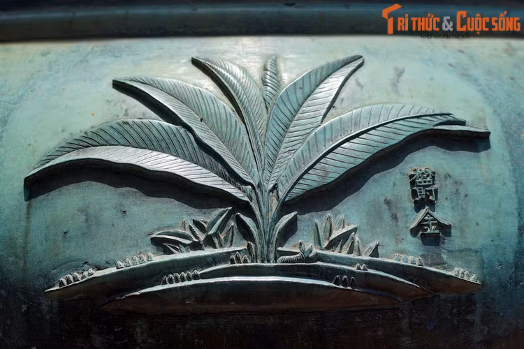 Anh đỉnh, chiếc đỉnh thứ tư có hình tượng “Uất kim” là cây nghệ, loài cây cho củ vừa dùng làm gia vị, vừa là dược liệu quan trọng trong y học cổ truyền. Trong ẩm thực, củ nghệ tươi hoặc bột nghệ thường được dùng để ướp thịt cá trước khi xào, kho.