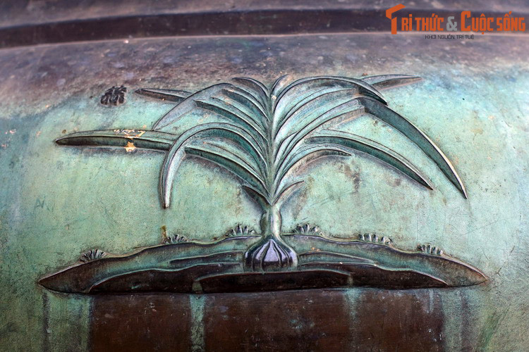 Huyển đỉnh, chiếc đỉnh thứ 9 có hình tượng “Toán” là cây tỏi, cây gia vị có họ với cây hành, hẹ, kiệu từng xuất hiện trên ba chiếc đỉnh đã đề cập ở trên. Tỏi là thành phần quan trọng trong nhiều món ăn Việt, ví dụ như món rau muống xào...