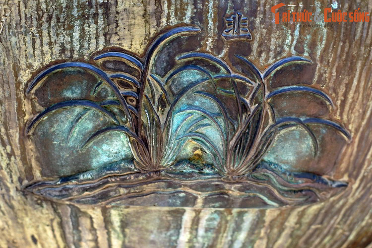 Nhân đỉnh, chiếc đỉnh thứ hai trong Cửu Đỉnh có hình tượng “Cửu” là cây hẹ, một loài cây gia vị gần gũi với hành. So với hành, hẹ là loại rau củ ít phổ biến hơn, nhưng cũng có vai trò khá quan trọng trong trong nhiều món ăn Việt, tiêu biểu là bánh canh hẹ Phú Yên.