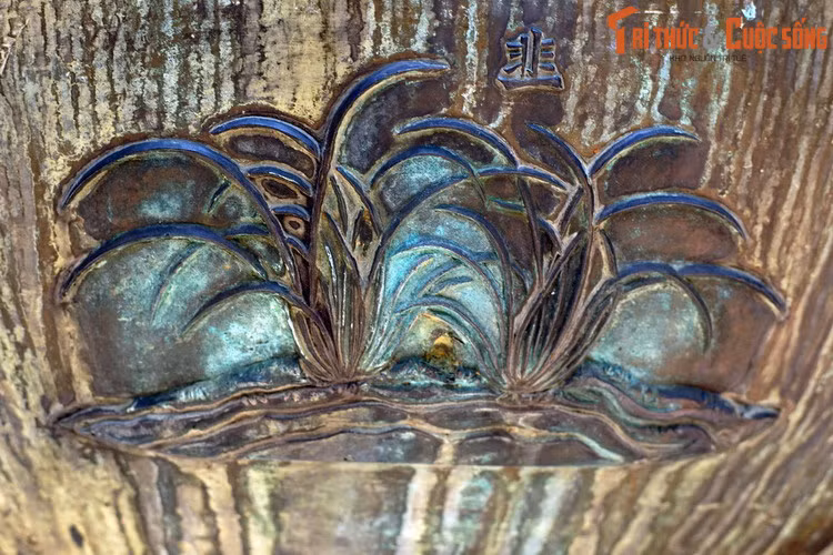 Nhân đỉnh, chiếc đỉnh thứ hai trong Cửu Đỉnh có hình tượng “Cửu” là cây hẹ, một loài cây gia vị gần gũi với hành. So với hành, hẹ là loại rau củ ít phổ biến hơn, nhưng cũng có vai trò khá quan trọng trong trong nhiều món ăn Việt, tiêu biểu là bánh canh hẹ Phú Yên.