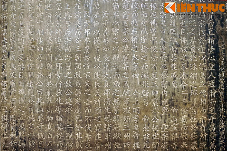 Thân bia khắc chìm bài minh văn chữ Hán, nét chữ chân phương, phần đầu nội dung nói về sự du nhập và phát triển của Phật giáo ở nước ta.