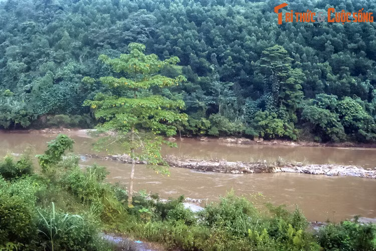 Trong hai con sông làm nên tên gọi Hà Giang, sông Lô là một dòng sông có vai trò đặc biệt quan trọng trong lịch sử Việt Nam. Với chiều dài 274 km, đây là một trong năm con sông dài nhất ở miền Bắc.