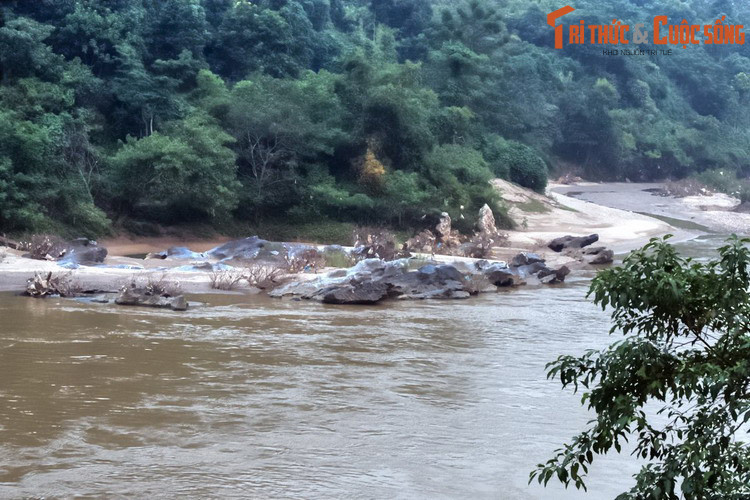 Trong tên gọi Hà Giang, cả "Hà" và "Giang" đều có nghĩa là sông, trong đó "Hà" là sông nhỏ và "Giang" là sông lớn. Tên gọi Hà Giang được giảng nghĩa là "sông nhỏ chảy vào sông lớn".