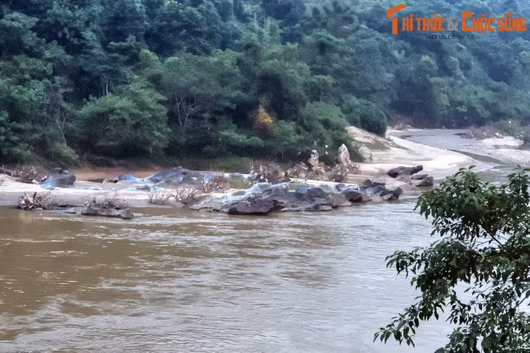 Trong tên gọi Hà Giang, cả "Hà" và "Giang" đều có nghĩa là sông, trong đó "Hà" là sông nhỏ và "Giang" là sông lớn. Tên gọi Hà Giang được giảng nghĩa là "sông nhỏ chảy vào sông lớn".