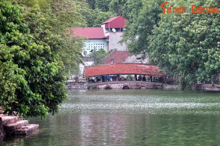 Hai bên chùa Hạ có cầu Nhật Tiêu Kiều và Nguyệt Tiêu Kiều, do "Trạng Bùng" Phùng Khắc Khoan cho xây để cung tiến chùa vào đầu thế kỷ 17 là cặp mí mắt rồng. Hai giếng nước đối diện với hồ Long Chiểu qua hai cây cầu chính là cặp mắt của rồng...