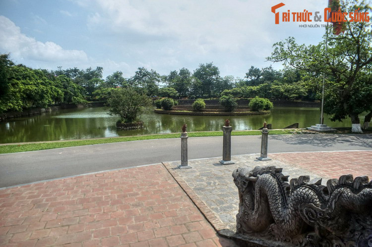 Khi cuộc chiến kết thúc, chỉ còn một con rồng trụ vững. Vua An Dương Vương đã dùng bảo kiếm của mình chọc thủng mắt rồng để chế ngự bản tính hung dữ của nó. Sau đó, vua cho dựng chính điện trên đầu rồng, nơi đền An Dương Vương được xây dựng sau này.