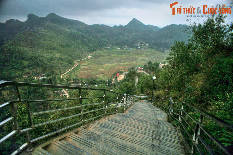 Theo đó, khi xưa Đồng Văn là một vùng đá tai mèo khô cằn, hoang vu. Mùa đông lạnh giá, mùa hạ nóng nực. Bao bộ tộc đến đây định cư cũng phải bỏ đi. Ngày nọ, một con rồng bay xuống ngọn núi cao nhất của khu vực. Rồng say sưa ngắm cảnh núi non và rất hài lòng về điểm ngụ cư.