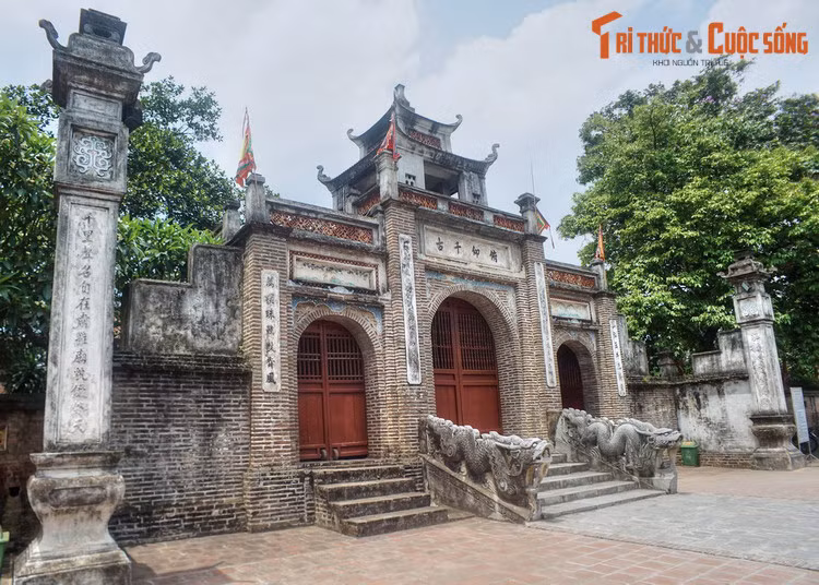 Theo truyền thuyết này, sau khi lên ngôi, vua An Dương Vương đã tìm thấy một vùng đất lý tưởng để định đô. Khi đoàn thuyền của vua đến, nơi đây đang xảy ra một cảnh tượng lạ kỳ: Chín con rồng quần nhau để giành một hòn ngọc lớn.