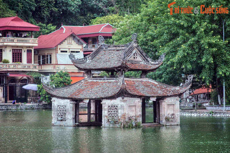 Từ đó, một ngôi chùa được xây dựng dựa theo dáng rồng của vùng đất. Mỗi công trình lại ứng với một bộ phận của con rồng trong truyền thuyết. Ba lớp chùa Hạ, chùa Trung, chùa Thượng, tạo thành đầu rồng. Cái đình nhỏ giữa hồ Long Chiểu là viên ngọc mà rồng ngậm trong miệng.