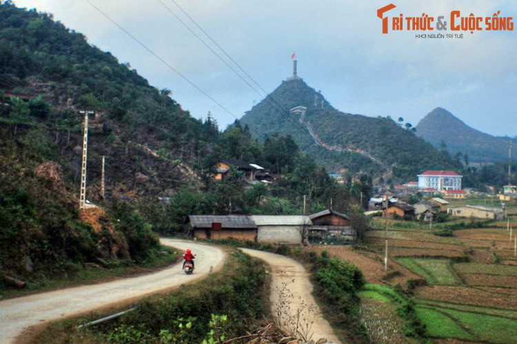 3. Nằm trên cao nguyên đá Đồng Văn (Hà Giang), Lũng Cú là một địa điểm thu hút rất nhiều du khách ghé thăm vì đây là điểm cực Bắc của Việt Nam, nơi có cột cờ Lũng Cú nổi tiếng. Phía sau tên gọi địa danh Lũng Cú là một truyền thuyết về rồng mà không phải ai cũng biết.