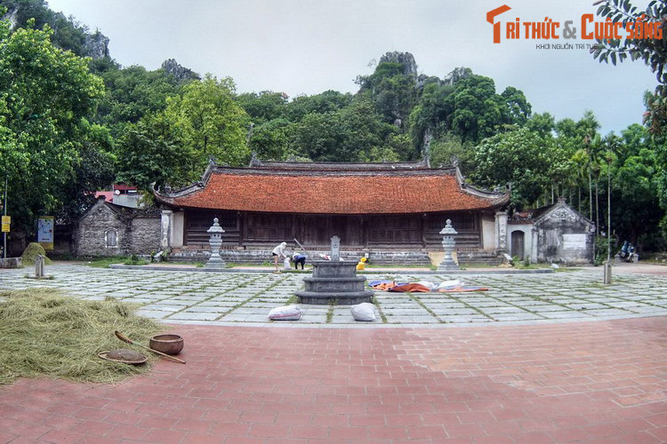 Tương truyền, khi thiền sư Từ Đạo Hạnh đến vùng đất này và lập ra chùa Thầy thì dưới chân núi Sài Sơn đã có hồ nước. Phía trước hồ có một đồi đất lớn chạy từ khoảng giữa của dải núi nhô ra như một con rồng đang trườn mình uống nước hồ.