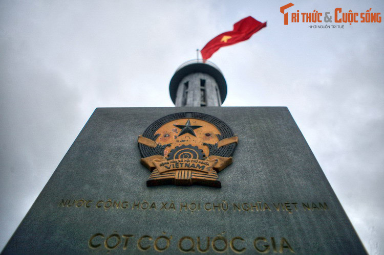 Song có điều làm rồng động lòng trắc ẩn, đó là nơi đây không có nguồn nước cho con người và các loài vật sinh tồn. Vì vậy, trước khi về trời, rồng đã để lại đôi mắt như một nguồn nước cho cuộc sống sinh sôi nảy nở.