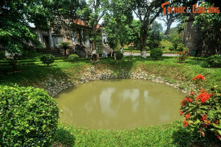 Ngày nay trong khuôn viên đền còn hai hố tròn, chính là hai mắt của con rồng thuở nào. Hố không có nước là mắt rồng bị chột, còn hố có nước là mắt rồng còn lành...