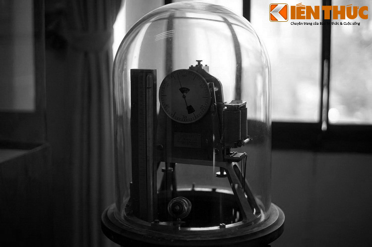 Yersin truy vết và phát hiện dịch bệnh xuất phát từ làng cù lao ngoài cửa sông Nha Trang, nơi cư dân thường buôn bán lợn với thương lái nước ngoài. Yersin quyết định rằng người dân phải di dời để diệt trùng làng cũ. Dù có bồi thường, nhưng việc này vẫn bị người dân phản ứng.