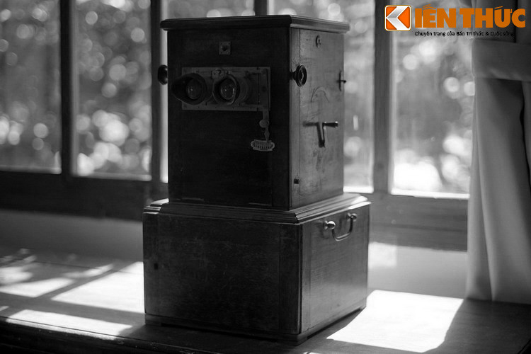 Khi ấy, dân chài chưa hiểu cơ chế của bệnh dịch hạch mà tin rằng dịch bệnh này do thần thánh gây ra. Họ cho rằng người làm thần nổi giận là vị quan đã vào ở trong ngôi chùa địa phương. Yersin không tin, nhưng để làm an lòng dân bằng cách yêu cầu chính quyền điều viên quan ấy đi nơi khác.