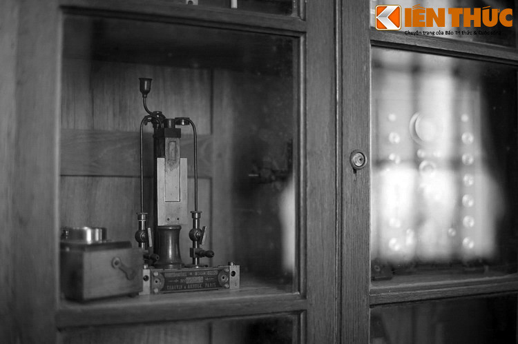 Mặc dù thiếu thốn cả về trang thiết bị lẫn cộng sự có chuyên môn, bác sĩ Yersin dập dịch bệnh bằng mọi khả năng. Ông hiểu rằng Nha Trang là thương cảng, tàu thuyền nhiều nơi ra vào, nếu không phòng chống dịch hạch kịp, để lan ra cả nước sẽ vô cùng nguy hiểm.