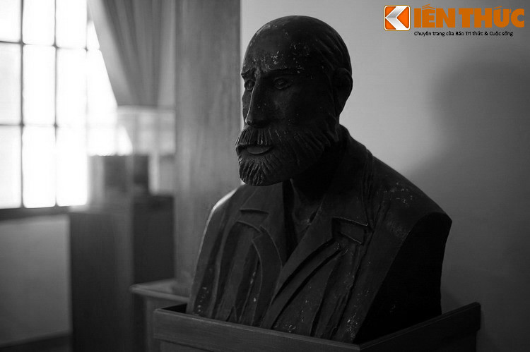 Với những đóng góp vô cùng to lớn trong cuộc chiến chống dịch bệnh cũng như công cuộc bảo vệ sức khỏe của người dân địa phương nói chung, bác sĩ Yersin đã trở thành người nước ngoài duy nhất được thờ ở Nha Trang...