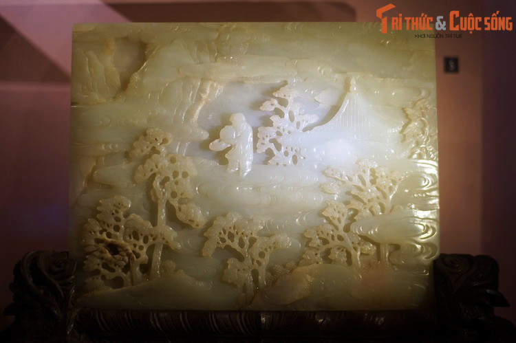 Victor Thomas Holbé là một dược sĩ phục vụ trong Hải quân Pháp, phó chủ tịch Hội đồng thuộc địa Nam Kỳ. Ảnh: Bình phong bằng đá ngọc của Trung Hoa kỷ 19, hiện vật trong bộ sưu tập Holbé.