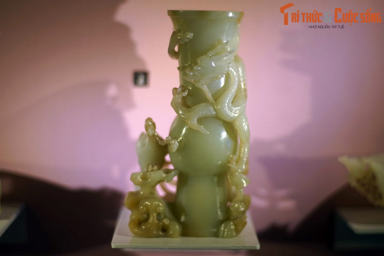 Sưu tập Holbé gồm 2.160 hiện vật thuộc các nền văn hóa của Việt Nam, Trung Quốc, Nhật Bản, Thái Lan, Lào, Campuchia… được làm từ nhiều chất liệu khác nhau. Ảnh: Ống cắm bằng đá ngọc, Trung Hoa thế kỷ 19.