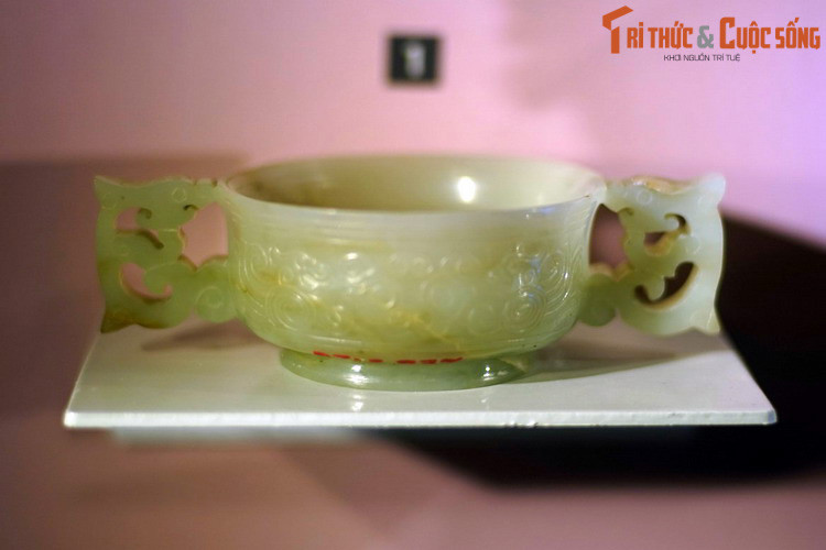 Sau khi Holbé qua đời, Hội Nghiên cứu Đông Dương (SEI) đã vận động quyên góp tiền mua lại bộ sưu tập của ông với giá 45.000 đồng Đông Dương. Ảnh: Cốc hai quai bằng đá ngọc, Trung Hoa thế kỷ 19.