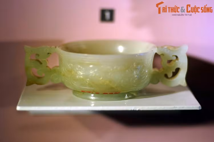 Sau khi Holbé qua đời, Hội Nghiên cứu Đông Dương (SEI) đã vận động quyên góp tiền mua lại bộ sưu tập của ông với giá 45.000 đồng Đông Dương. Ảnh: Cốc hai quai bằng đá ngọc, Trung Hoa thế kỷ 19.