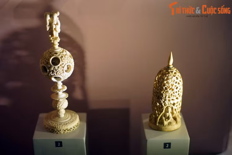 Có thể nói, đây là một bộ sưu tập hiện vật quý hiếm có giá trị về mặt lịch sử, văn hóa, mỹ thuật, mang tầm cỡ thế giới... Ảnh: Vật trang trí bằng ngà, Trung Hoa thế kỷ 19.