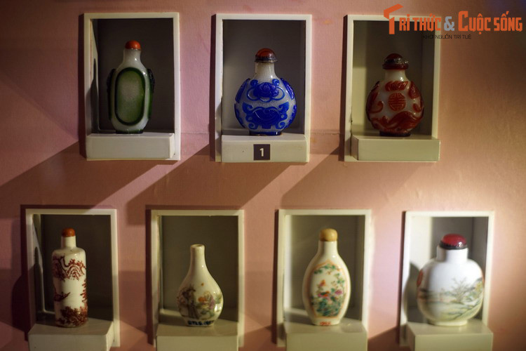 Các loại lọ hít bằng gốm, thủy tinh, Trung Hoa thế kỷ 19, thuộc bộ sưu tập Holbé.