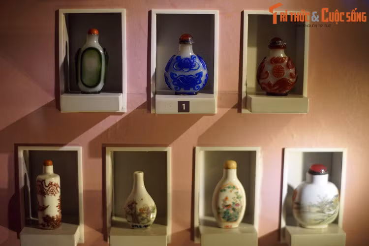 Các loại lọ hít bằng gốm, thủy tinh, Trung Hoa thế kỷ 19, thuộc bộ sưu tập Holbé.