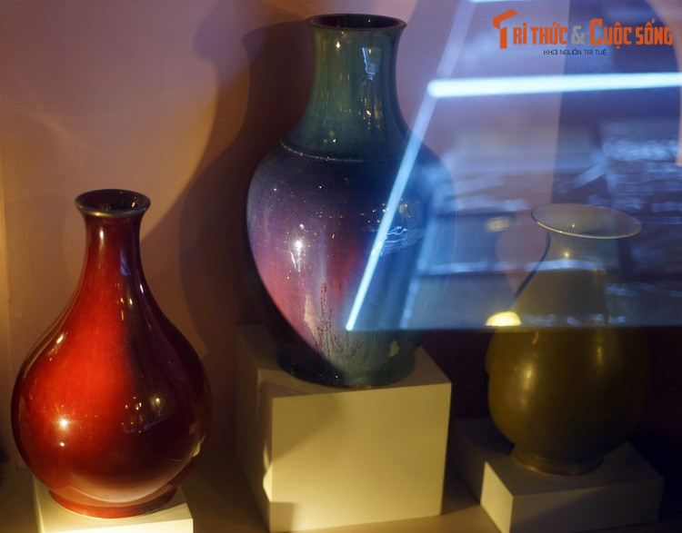 Bình gốm Trung Hoa, thế kỷ 18-19, thuộc bộ sưu tập cổ vật của Victor Thomas Holbé, Bảo tàng Lịch sử TP HCM.