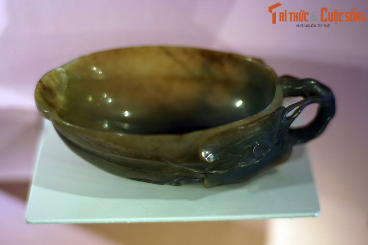 Ngày nay, một số hiện vật tiêu biểu của bộ sưu tập Holbé vẫn được trưng bày ở đại sảnh của Bảo tàng TP HCM, giống như một thế kỷ trước. Ảnh: Đồ rửa bút bằng đá ngọc, Trung Hoa thế kỷ 19.