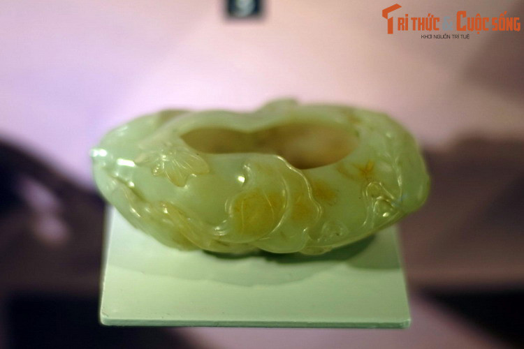 Bộ sưu tập Holbé cùng với những hiện vật sẵn có của Hội Nghiên cứu Đông Dương chính là cơ sở để thành lập Bảo tàng Blanchard de la Brosse năm 1929 (nay là Bảo tàng Lịch sử TP.HCM). Ảnh: Đồ rửa bút bằng đá ngọc, Trung Hoa thế kỷ 19.