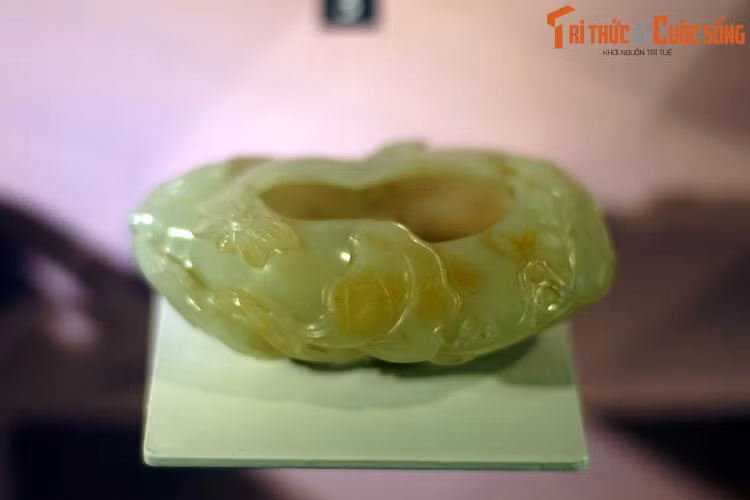 Bộ sưu tập Holbé cùng với những hiện vật sẵn có của Hội Nghiên cứu Đông Dương chính là cơ sở để thành lập Bảo tàng Blanchard de la Brosse năm 1929 (nay là Bảo tàng Lịch sử TP.HCM). Ảnh: Đồ rửa bút bằng đá ngọc, Trung Hoa thế kỷ 19.