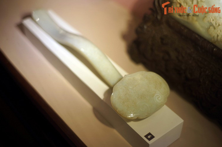 Nhiều hiện vật trong bộ sưu tập của Holbé đã được trưng bày tại các địa điểm nổi tiếng ở Pháp, như tháp Eiffel ở Paris. Ảnh: Gậy như ý bằng đá ngọc, Trung Hoa thế kỷ 19.