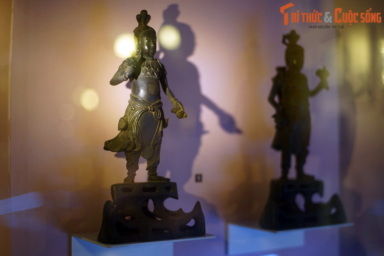 Ông cũng được biết đến với tư cách một nhà nghiên cứu và sưu tầm cổ vật nổi tiếng, được người đương thời kính trọng. Ảnh: Chân đèn bằng kim loại, Trung Hoa thế kỷ 18-19.