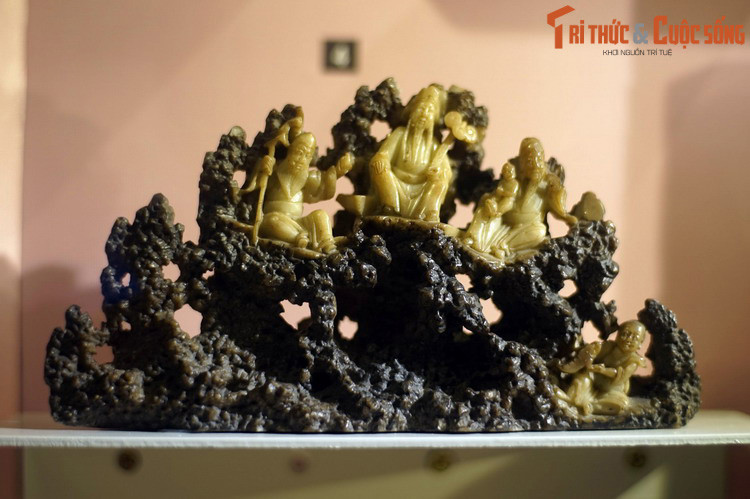 Bức phù điêu Tam Đa của Trung Hoa niên đại thế kỷ 19, hiện vật thuộc bộ sưu tập cổ vật của Victor Thomas Holbé (1857 - 1927), hiện được lưu giữ tại Bảo tàng Lịch sử TP.HCM.