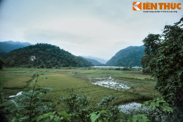 Nằm ở vùng Đông Bắc Bộ, tỉnh Bắc Kạn được rất nhiều người biết đến nhờ danh thắng hồ Ba Bể - hồ nước tự nhiên lớn nhất Việt Nam. Nguồn gốc tên gọi Bắc Kạn cho đến nay vẫn là vấn đề được các nhà sử học nghiên cứu. (Ảnh trong bài chụp tại khu vực hồ Ba Bể).