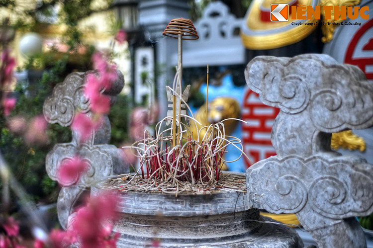 “...Trong làng hễ có việc gì xảy ra thì về đêm thấy có một dị nhân báo cho người hào trưởng ở làng biết trước, ai cũng phải lấy làm lạ, mới cùng đến lập đền thờ vương. Người đến lễ rất đông, hương khói không lúc nào dứt...”.