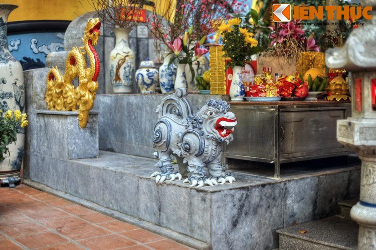 Ngôi mộ Bố Cái Đại Vương có hình chữ nhật hai tầng, được ghép bằng đá xanh. Hai bên mộ trang trí hình rồng, nghê. Toàn bộ khu mộ nằm dưới tán lá xanh mát của những cây si có tuổi đời vài chục năm.