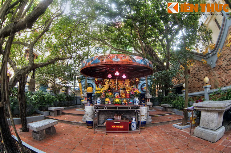 Sự nghiệp chưa thành thì Phùng Hưng qua đời khi mới ngoài 40 tuổi. Ông được suy tôn làm Bố Cái Đại Vương, được nhân dân dựng lăng và đền thờ ở Tây Nam thành Tống Bình, nơi ông giành chiến thắng quyết định trước quân nhà Đường, chính là vị trí lăng mộ hiện tại.