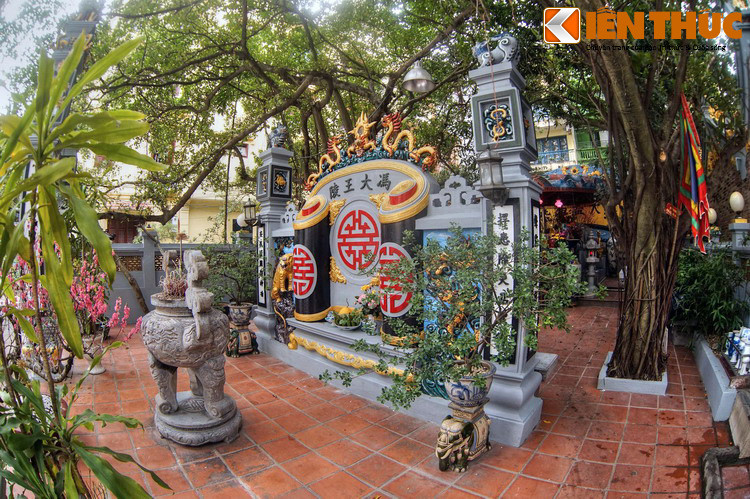 Sau hai trụ biểu là tấm bình phong có khắc nổi hàng chữ “Lăng Vương Đại Phùng”, nghĩa là lăng mộ của vị Đại vương họ Phùng. Hai bên bình phong có hình rồng chầu, hổ phục và hai trụ cột có các câu đối chữ Nho.