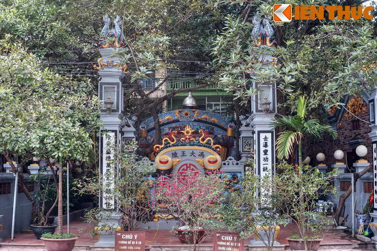 Nằm trong ngõ 2 Giảng Võ, cạnh bến xe Kim Mã, khu lăng mộ và đền thờ Phùng Hưng được bao quanh bởi những khối nhà cao tầng của một khu dân cư hiện đại. Ấn tượng đầu tiên về công trình là hai trụ biểu uy nghiêm, chỉ dấu về một địa điểm tâm linh tôn nghiêm.