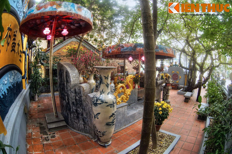 Trải qua hơn 1.000 năm thăng trầm của lịch sử, đến thế kỷ 20 thì đền thờ Phùng Hưng đã mất, còn khu lăng mộ chỉ giữ lại được một bệ thờ nằm trên mảnh đất hoang.