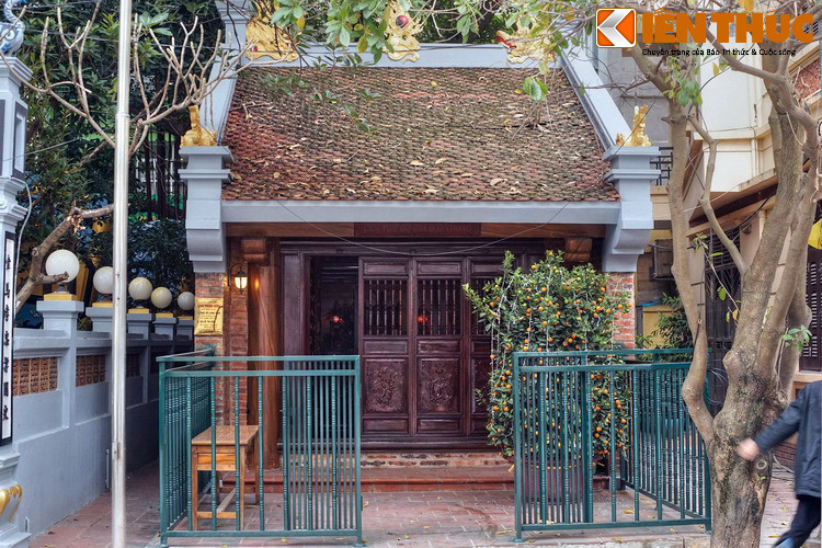 Nằm cạnh khu lăng mộ là đền thờ Bố Cái Đại Vương - Phùng Hưng. Đền có quy mô nhỏ nhưng được xây dựng khang trang, không gian thờ tự được bài trí nghiêm cẩn.