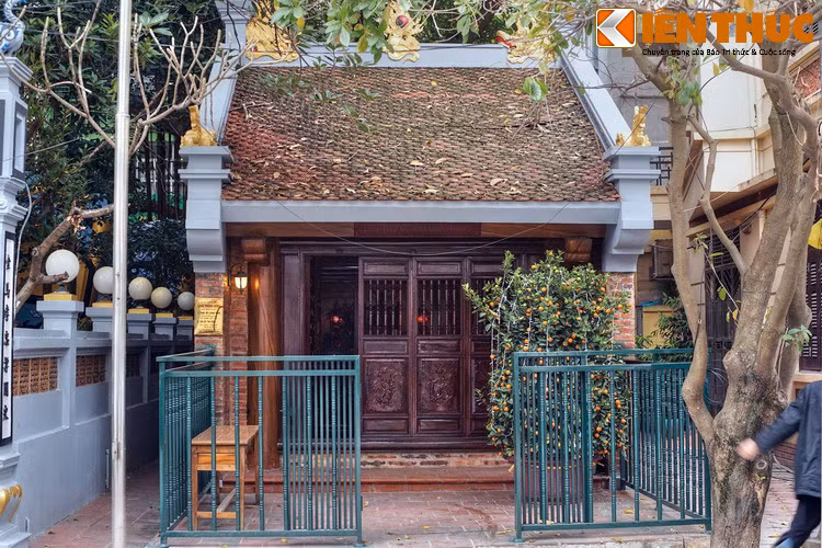 Nằm cạnh khu lăng mộ là đền thờ Bố Cái Đại Vương - Phùng Hưng. Đền có quy mô nhỏ nhưng được xây dựng khang trang, không gian thờ tự được bài trí nghiêm cẩn.