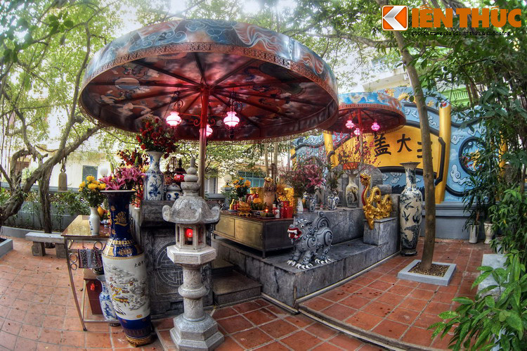 Phía sau tấm bình phong là mộ phần Bố Cái Đại Vương - Phùng Hưng. Trước mộ có hương án được tạc bằng đá khá công phu. Phía sau có bức bình phong hậu với dòng chữ: "Lăng Bố Cái Đại Vương".