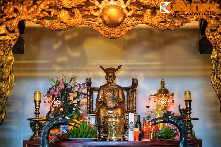 Ngược dòng lịch sử, Phùng Hưng vốn là con nhà hào phú ở đất Đường Lâm, nay là xã Đường Lâm, Sơn Tây, Hà Nội. Ông là thủ lĩnh cuộc khởi nghĩa chống lại sự thống trị của nhà Đường, đuổi được người phương Bắc và xưng làm vua, cai trị được một thời gian.