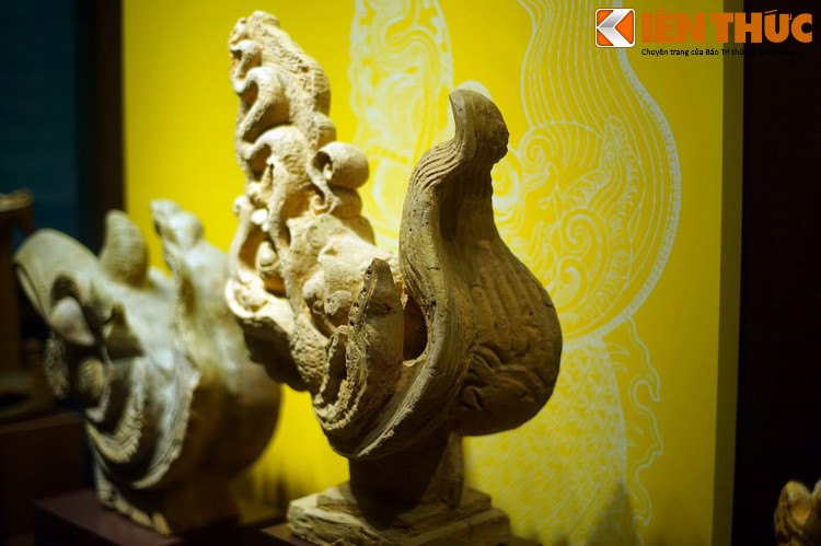 Sau đầu rồng có chiếc bờm lớn hất lên như một ngọn sóng, được tạo hình chi tiết từng gợn lông nhỏ.