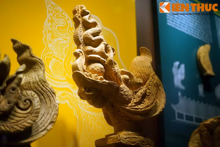 Ở Hoàng thành Thăng Long xưa, đầu rồng chế tác bằng đất nung là loại vật liệu dùng để trang trí kiến trúc phổ biến, thường được đặt ở các cung điện của vua.