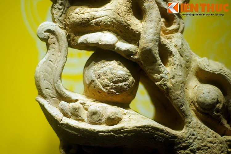 Miệng rồng há to, bên trong ngậm viên ngọc lớn. Lưỡi rồng uốn cong và nâng đỡ môi trên. Cặp răng nanh rồng khá lớn, từ hàm trên vắt lên mào lửa.